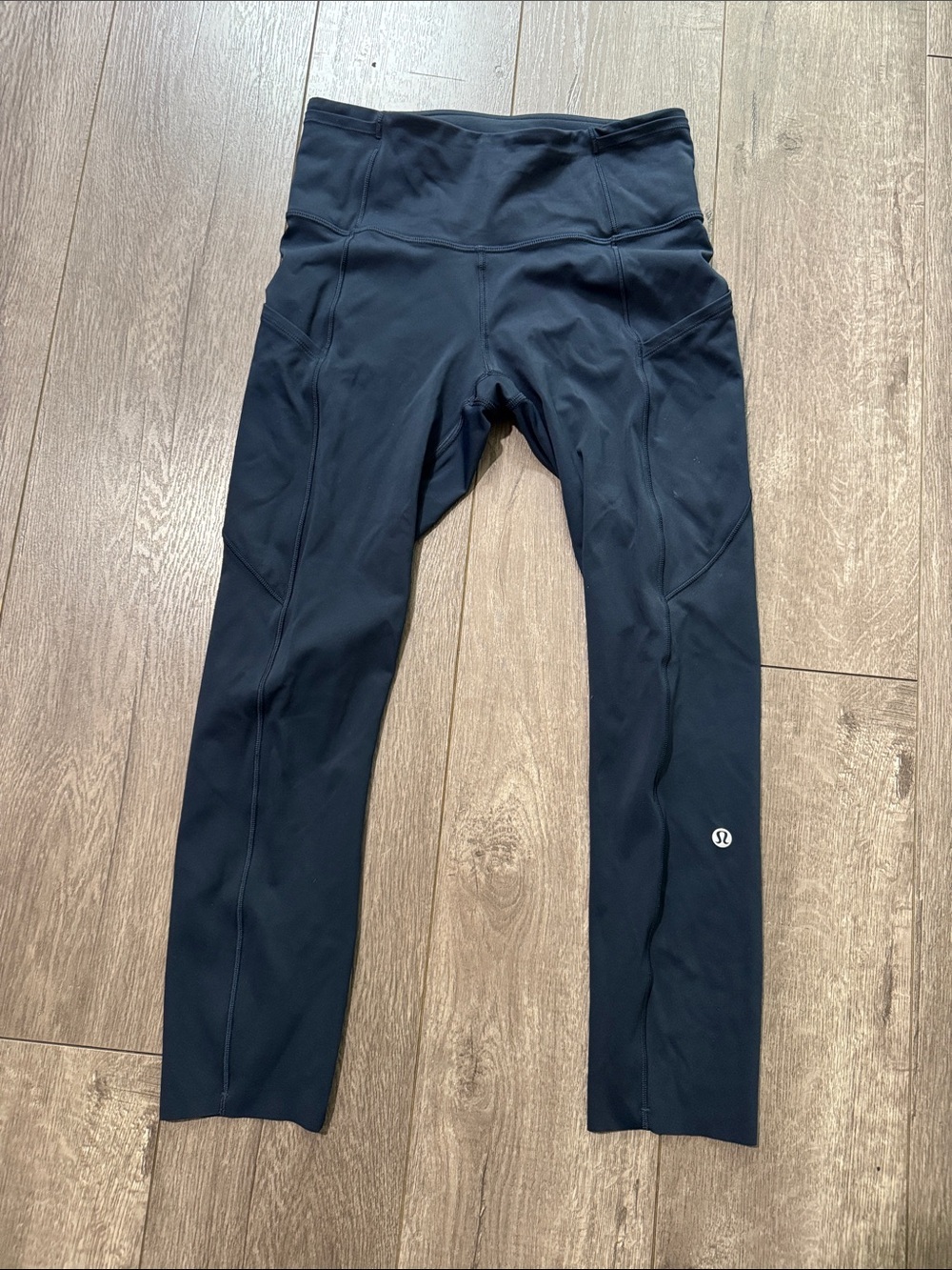 Lululemon navy cropped leggings EUC 4